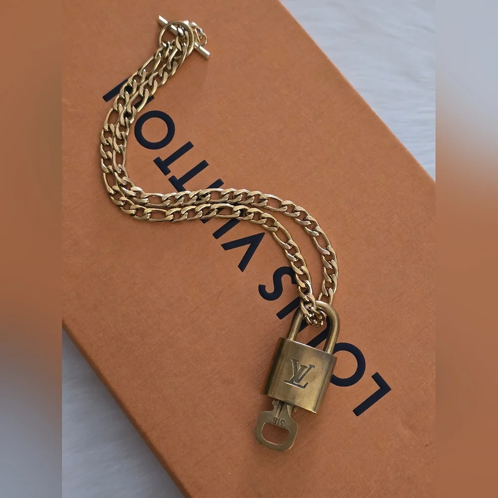🟡Authentic Louis Vuitton Gold Padlock & Key Necklace Set #318 🟡 - Picture 8 of 14